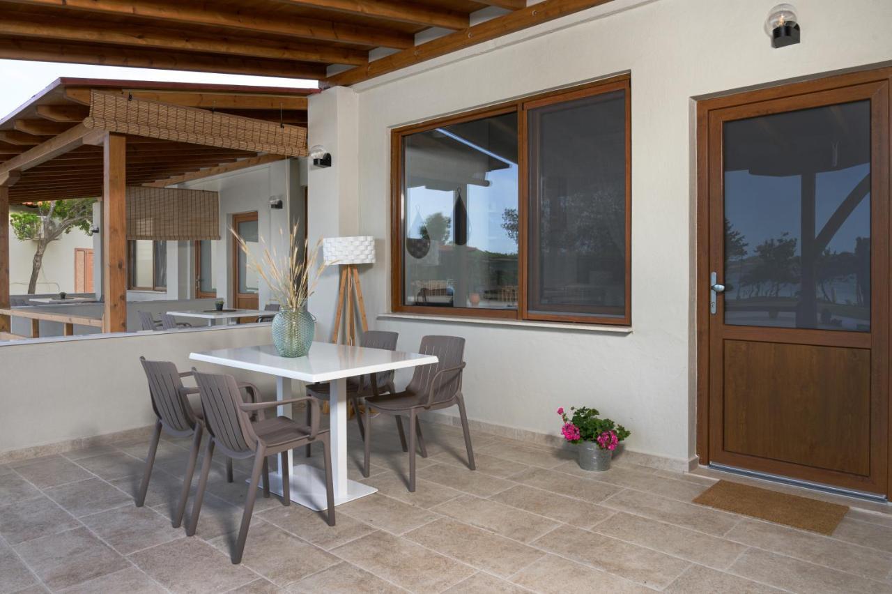Komitsa Luxury Apartments Nea Roda Luaran gambar