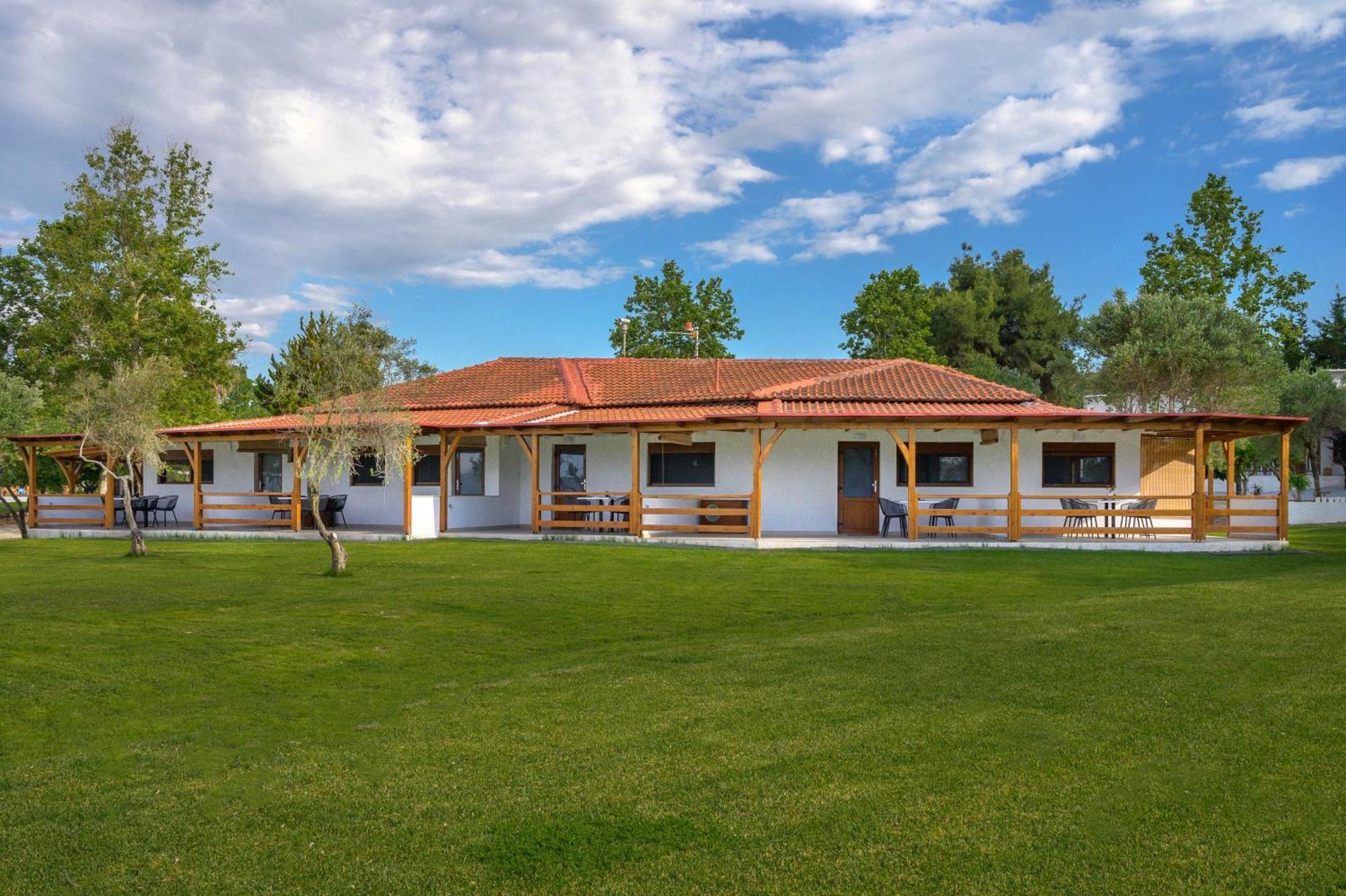 Komitsa Luxury Apartments Nea Roda Luaran gambar