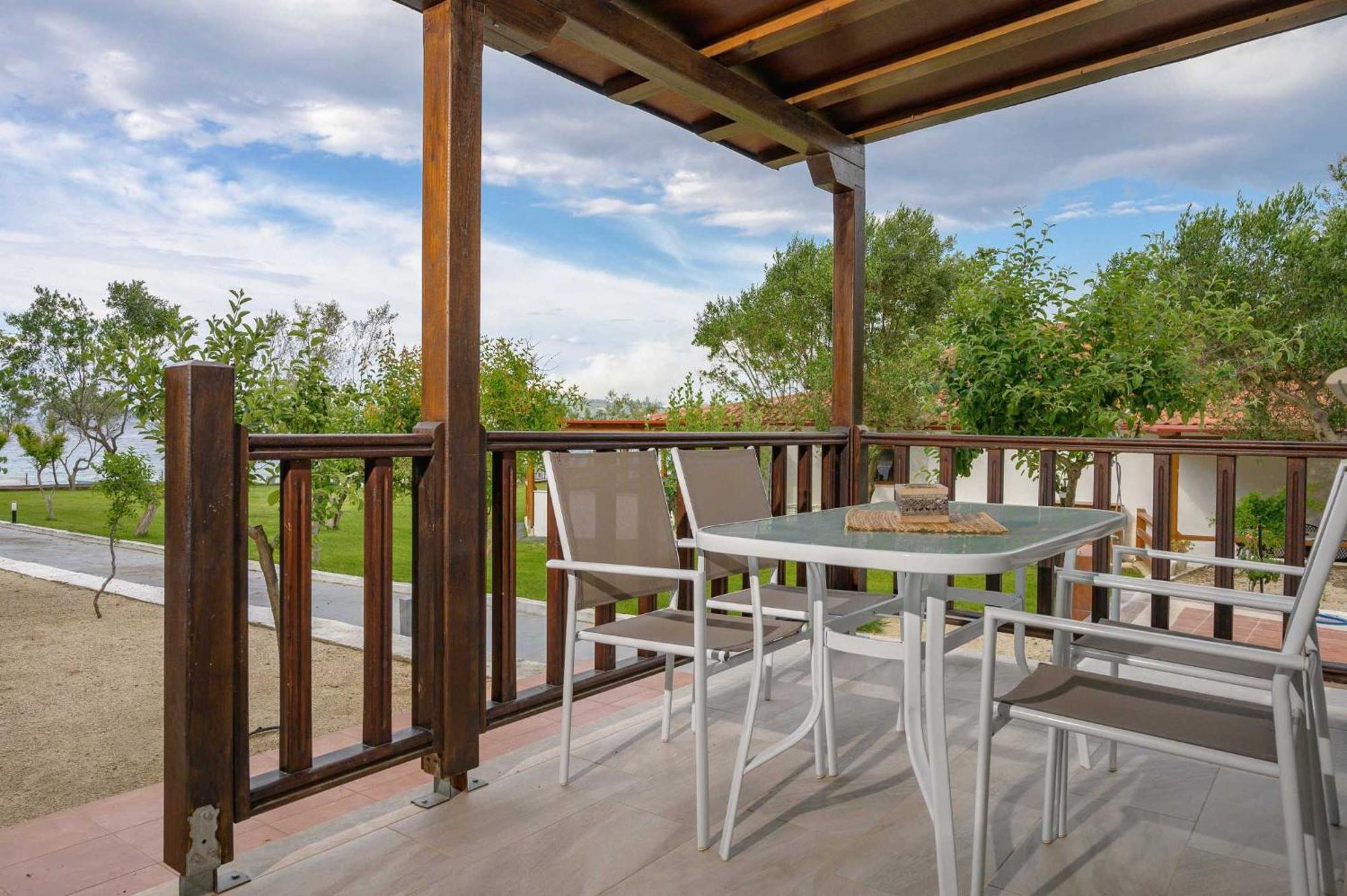 Komitsa Luxury Apartments Nea Roda Luaran gambar