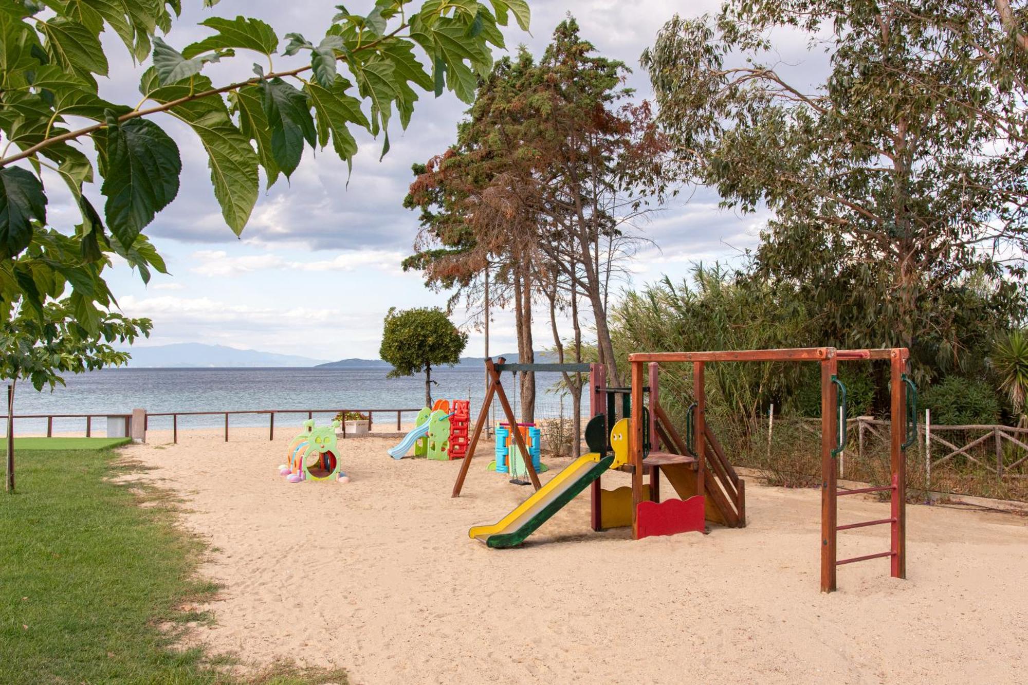Komitsa Luxury Apartments Nea Roda Luaran gambar
